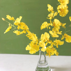 幸運の黄色い蘭 オンシジュームの花瓶付きアレンジ　ずっと楽しめるアーティフィシャルフラワー 新年 お祝の花飾りに 8枚目の画像