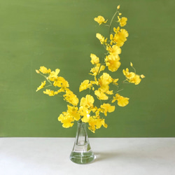 幸運の黄色い蘭 オンシジュームの花瓶付きアレンジ　ずっと楽しめるアーティフィシャルフラワー 新年 お祝の花飾りに 1枚目の画像