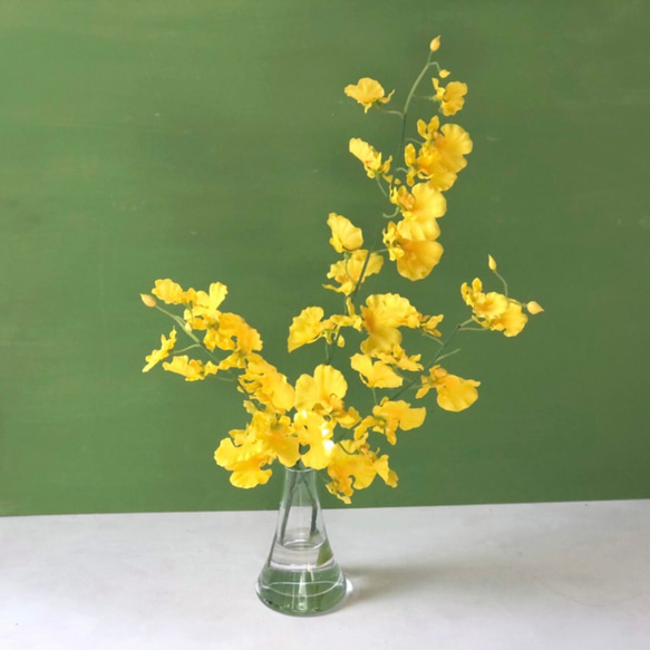 幸運の黄色い蘭 オンシジュームの花瓶付きアレンジ　ずっと楽しめるアーティフィシャルフラワー 新年 お祝の花飾りに 5枚目の画像