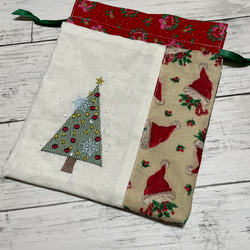 【現品限り】ツリー刺繍+クリスマスプリントの巾着ポーチ　B 1枚目の画像
