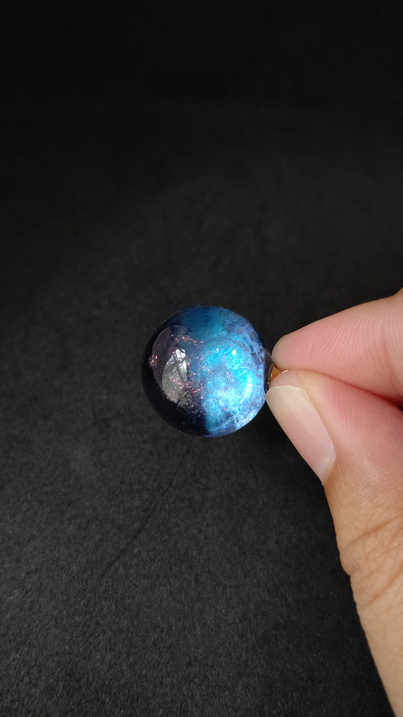 ブルーの輝く宇宙玉レジンの球体ネックレス 9枚目の画像