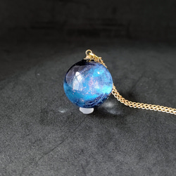 ブルーの輝く宇宙玉レジンの球体ネックレス 3枚目の画像