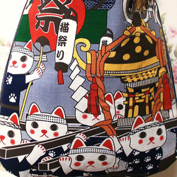 和柄丸みショルダーバッグ 猫祭り 猫みこし まねき猫 ななめ掛けバッグ 3枚目の画像