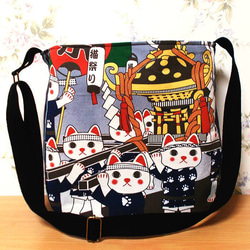 和柄丸みショルダーバッグ 猫祭り 猫みこし ななめ掛けバッグ