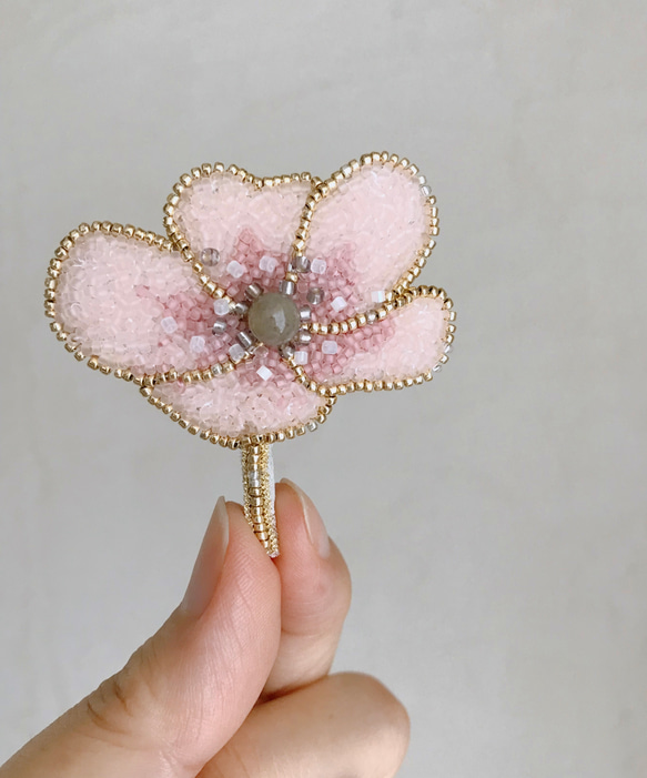 オートクチュールビーズ刺繍ブローチ バラの花（サクリーナ） 1枚目の画像