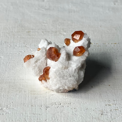 スペサルティンガーネット　満礬柘榴石　サムネイルサイズ　ミニ原石　木の台座つき 12枚目の画像