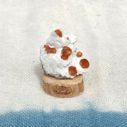 スペサルティンガーネット　満礬柘榴石　サムネイルサイズ　ミニ原石　木の台座つき 3枚目の画像