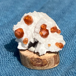 スペサルティンガーネット　満礬柘榴石　サムネイルサイズ　ミニ原石　木の台座つき 6枚目の画像