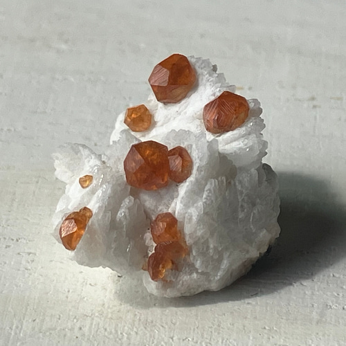 スペサルティンガーネット 満礬柘榴石 サムネイルサイズ ミニ原石 木の