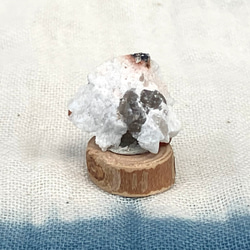 スペサルティンガーネット　満礬柘榴石　サムネイルサイズ　ミニ原石　木の台座つき 5枚目の画像