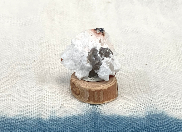 スペサルティンガーネット　満礬柘榴石　サムネイルサイズ　ミニ原石　木の台座つき 5枚目の画像