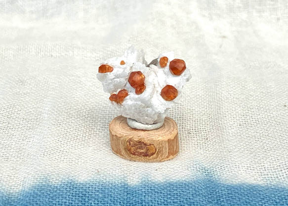 スペサルティンガーネット　満礬柘榴石　サムネイルサイズ　ミニ原石　木の台座つき 2枚目の画像