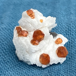 スペサルティンガーネット　満礬柘榴石　サムネイルサイズ　ミニ原石　木の台座つき 7枚目の画像