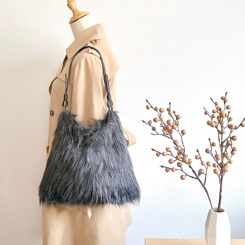 ミックスロングファーのくったり大きめワンハンドルバッグ