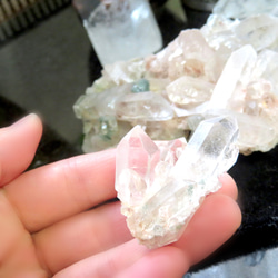 【美しい鉱物標本】ちいさなヒマラヤ水晶クラスター（微ガーデン）／21グラム 2枚目の画像