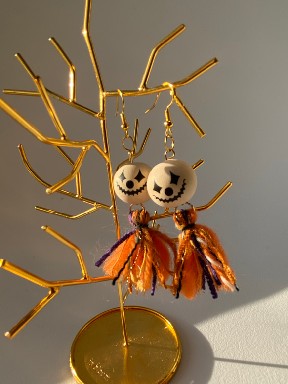 ハンドメイド ウッドビーズ と 引き揃え糸 の お化け 風 ピアス