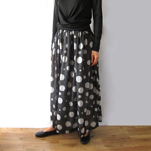 【受注制作】播州織ガーゼのランダムドットのロングスカート ブラック 3枚目の画像