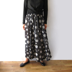 【受注制作】播州織ガーゼのランダムドットのロングスカート ブラック 1枚目の画像