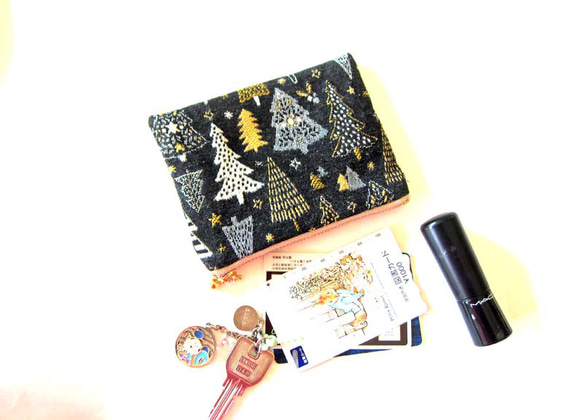 再再販クリスマス2025　フランス生地　黒　もみの木のポーチ　Sサイズ　コスメ入れ　デバイス入れ　クリスマスツリー 1枚目の画像