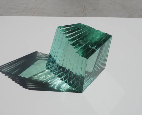積層ガラスブロック 10cm ツイストver.　☆シンプル　素材　glass block キューブ 3枚目の画像