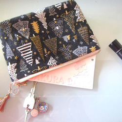 再再販クリスマス2025　フランス生地　黒　もみの木のマチ付きポーチ　Lサイズ　通帳入れ　コスメ入れ　デバイス入れ　 6枚目の画像