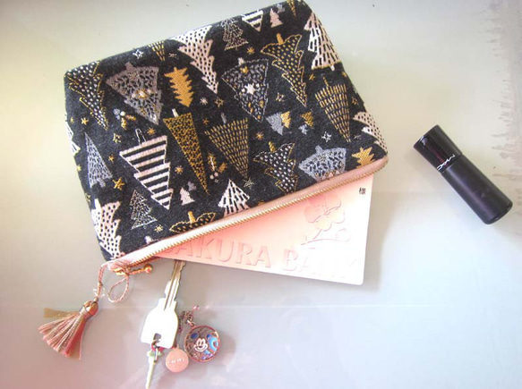 再再販クリスマス2025　フランス生地　黒　もみの木のマチ付きポーチ　Lサイズ　通帳入れ　コスメ入れ　デバイス入れ　 6枚目の画像