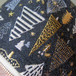 再再販クリスマス2025　フランス生地　黒　もみの木のマチ付きポーチ　Lサイズ　通帳入れ　コスメ入れ　デバイス入れ　 4枚目の画像