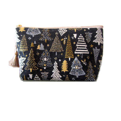 再再販クリスマス2025　フランス生地　黒　もみの木のマチ付きポーチ　Lサイズ　通帳入れ　コスメ入れ　デバイス入れ　 1枚目の画像