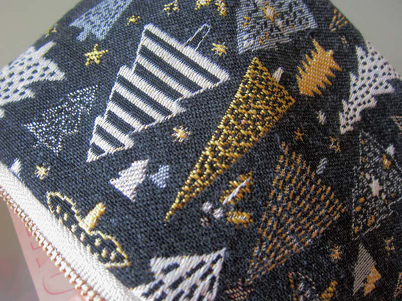 クリスマス2025　フランス生地　黒　もみの木のポーチ　Lサイズ　通帳入れ　コスメ入れ　デバイス入れ　 2枚目の画像