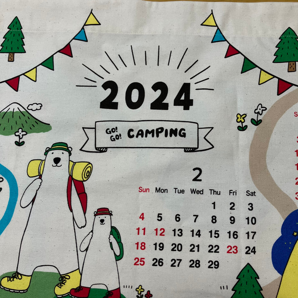 【12月31日迄出品致します】★2024年★ホワイトベアーの親子でcamping★布カレンダータペストリー★3色★ 5枚目の画像