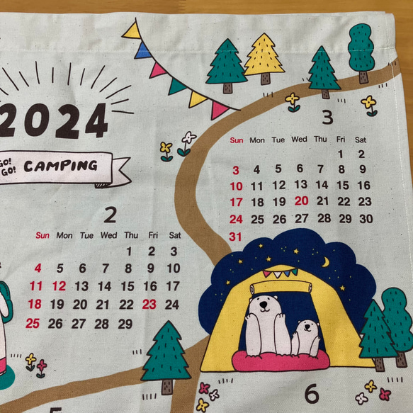 【12月31日迄出品致します】★2024年★ホワイトベアーの親子でcamping★布カレンダータペストリー★3色★ 9枚目の画像