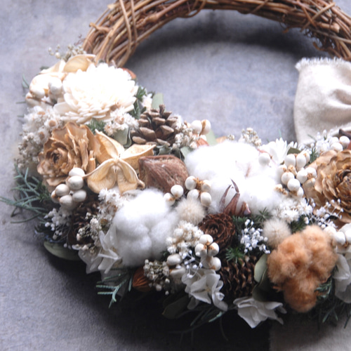 森のハーフリース＊ふわふわコットンフラワーとたっぷり木の実~ リース
