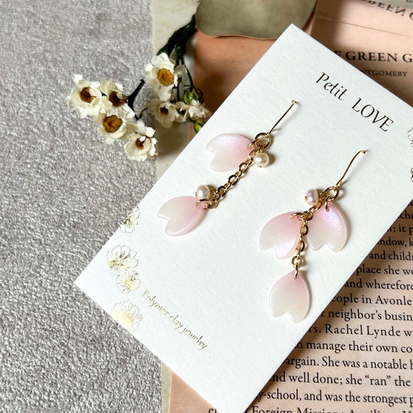 粉紅花瓣與淡水珍珠配件【金屬過敏相容】 第2張的照片