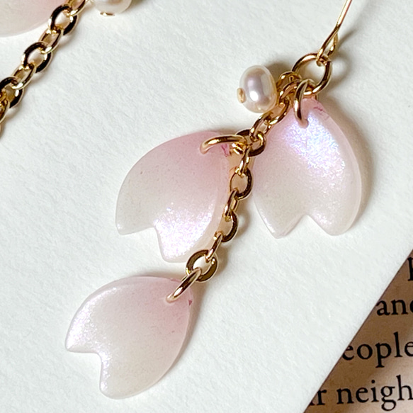 粉紅花瓣與淡水珍珠配件【金屬過敏相容】 第3張的照片
