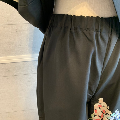 ワイドパンツ✿スカンツ✿総丈85㎝✿黒留袖✿和モダン（着物リメイク） 新作＊黒留袖(作家物)の着物リメイクワイドパンツ