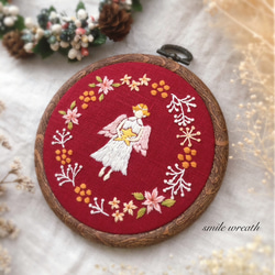 【天使のクリスマス刺繡フレーム】クリスマスギフトやご自分のご褒美に。オイルパステルで描いた手作りのカード付き。 2枚目の画像