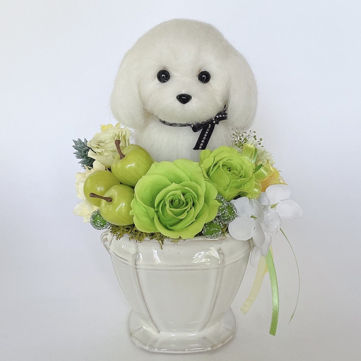 マルチーズと青リンゴのプリザーブドフラワーのアレンジメント　犬　母の日