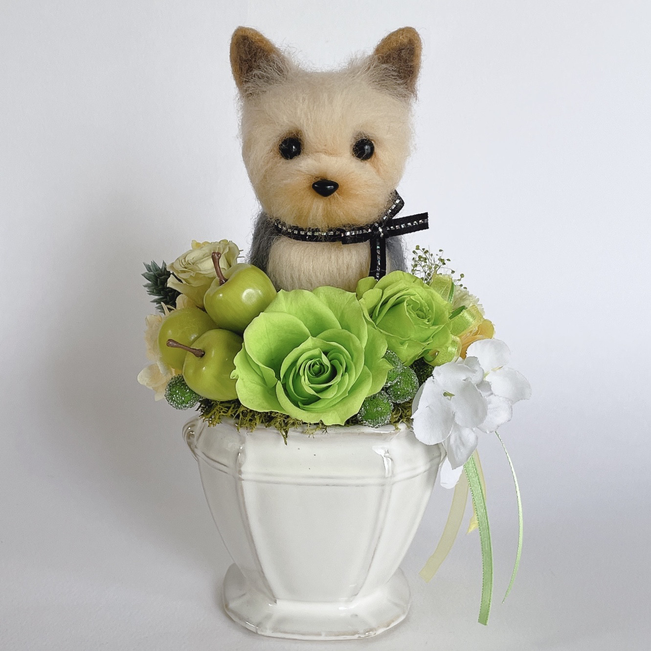 ヨークシャーテリアと青リンゴのプリザーブドフラワーのアレンジメント　犬　母の日