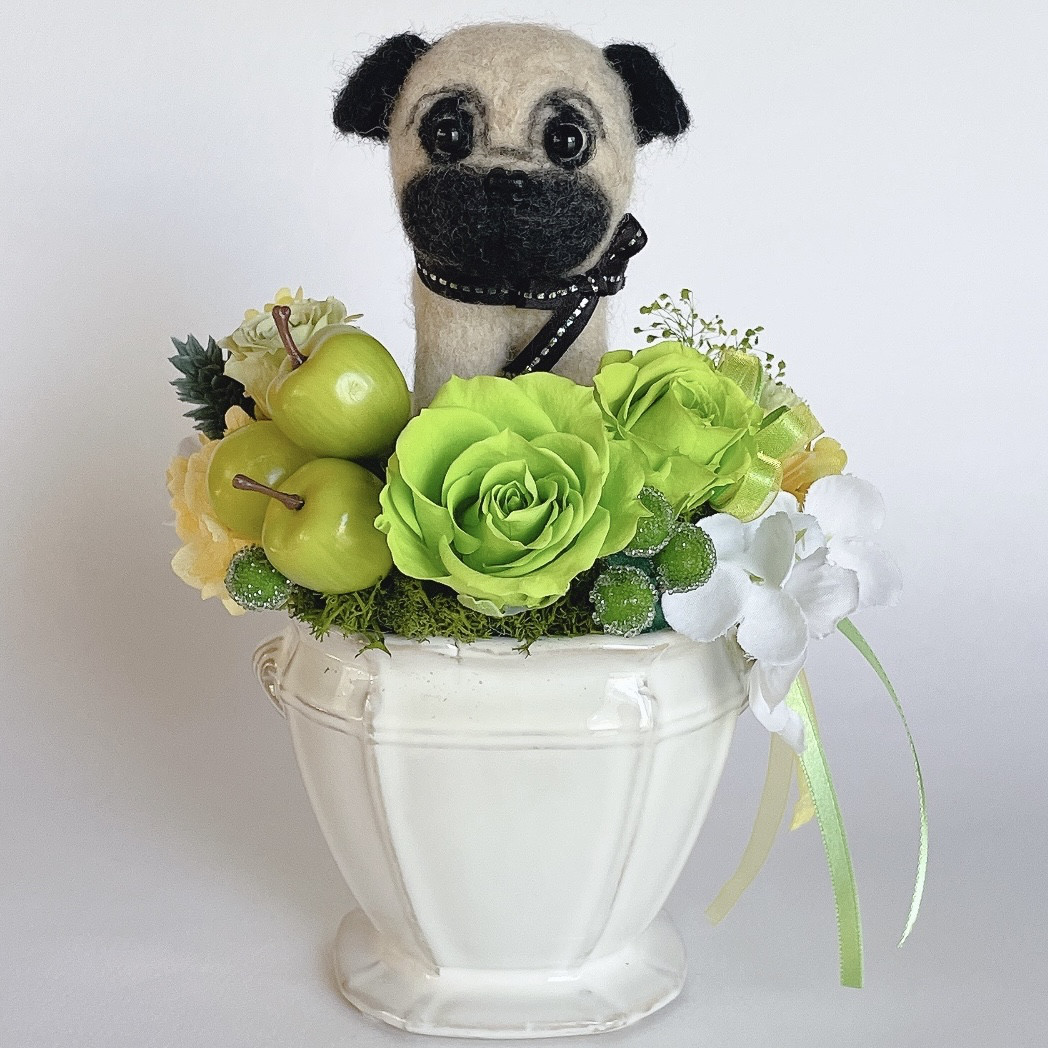 パグと青リンゴのプリザーブドフラワーのアレンジメント　犬　母の日