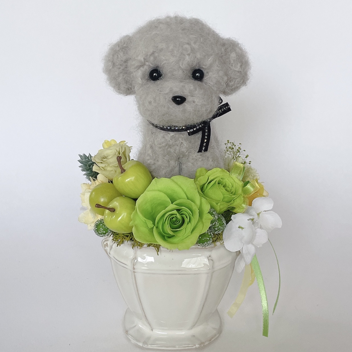 トイプードル（グレー）と青リンゴのプリザーブドフラワーのアレンジメント　犬　母の日　花