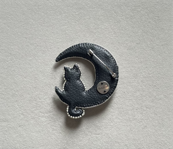 ビーズ刺繍のブローチ　-月と猫- moon & cat 6枚目の画像