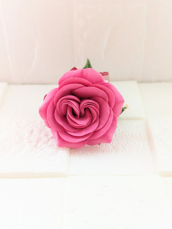 ピンクハウス　ピンクのお花が素敵なコサージュロゴ入りの赤いリボンが可愛い PINK HOUSE（ピンクハウス）の「ブーケ＆リボンコサージュ