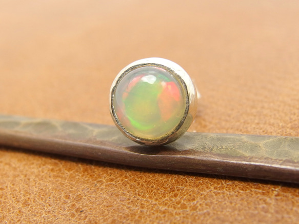 ホワイトオパールピアス (チタン） ピアス（スタッド・一粒