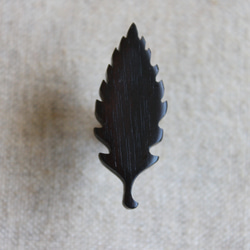 スネークウッドで作ったクヌギの葉っぱピンブローチ・タイタック 1枚目の画像