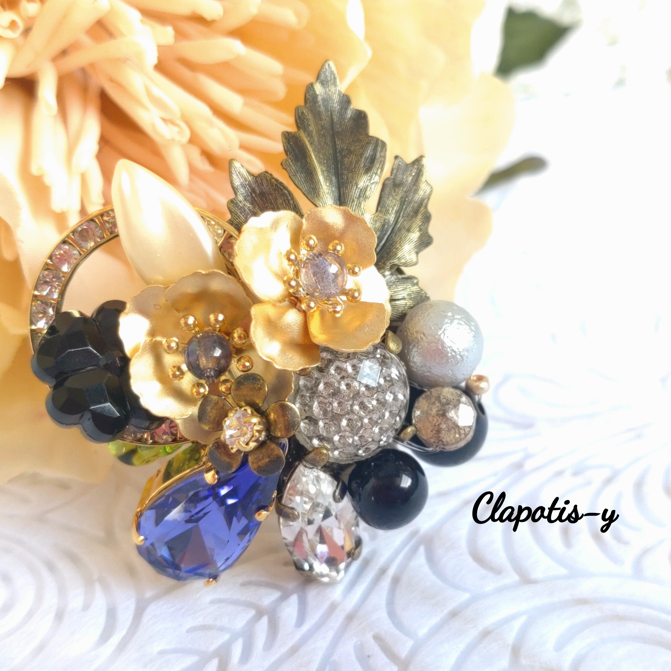 ヴィンテージビーズカボションのブーケブローチ（黒）