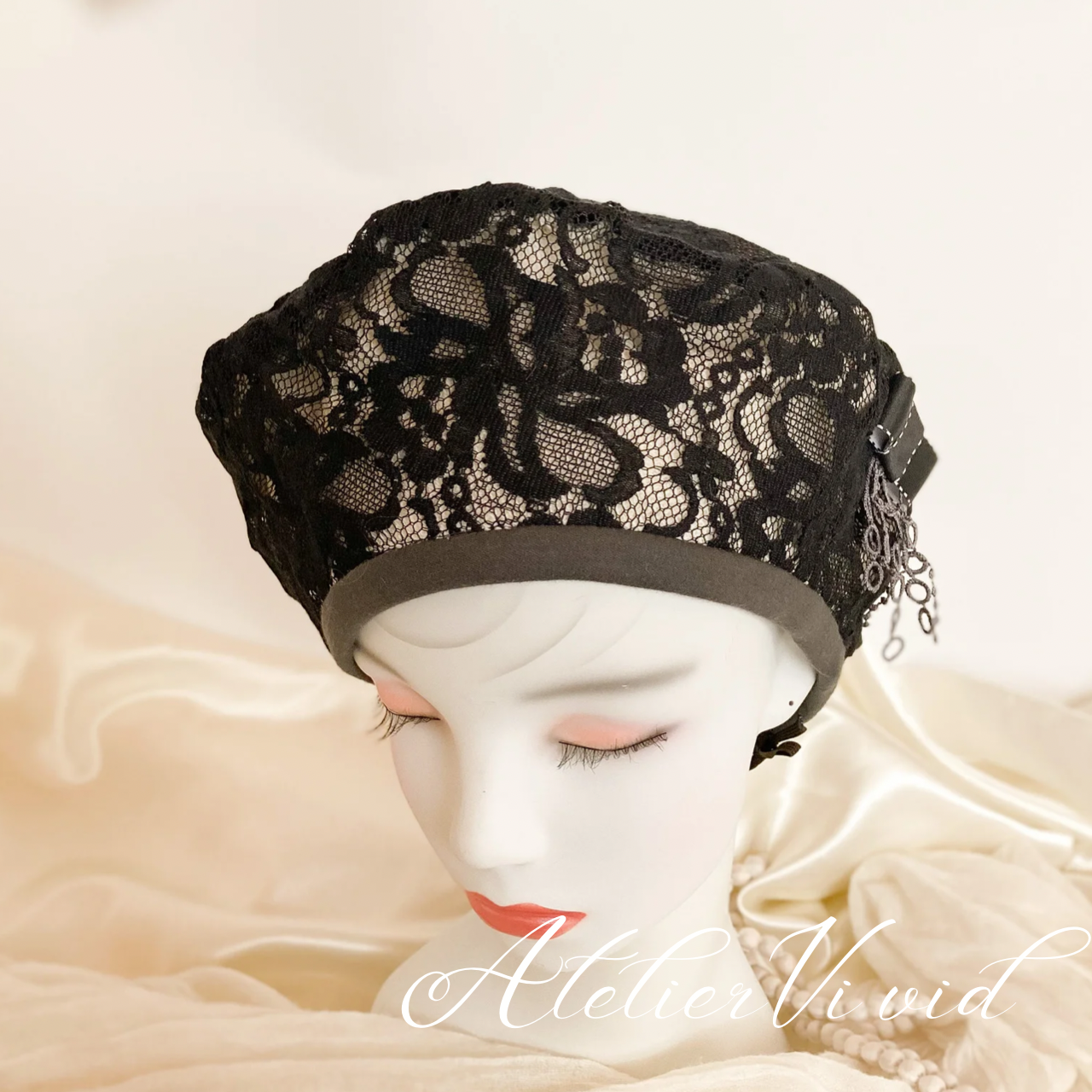 お洒落なソフトベレー帽　ケア帽子　リバーシブル　ブラックコットンレース×ベージュニット　プレゼント　オールシーズン
