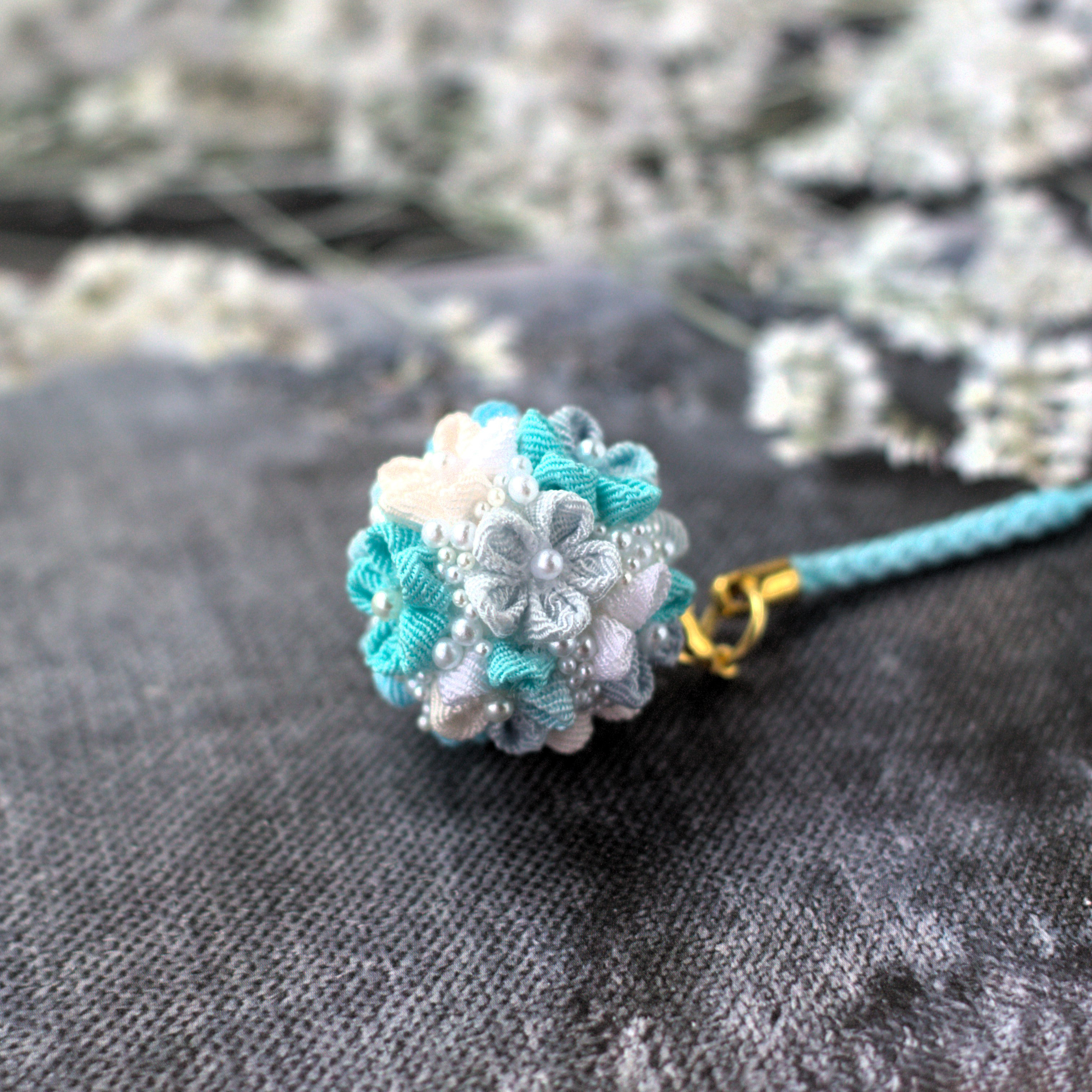 つまみ細工帯飾り　根付け　バックチャーム ❁ブルーブーケ根付けストラップ 大人かわいいつまみ細工❁着物