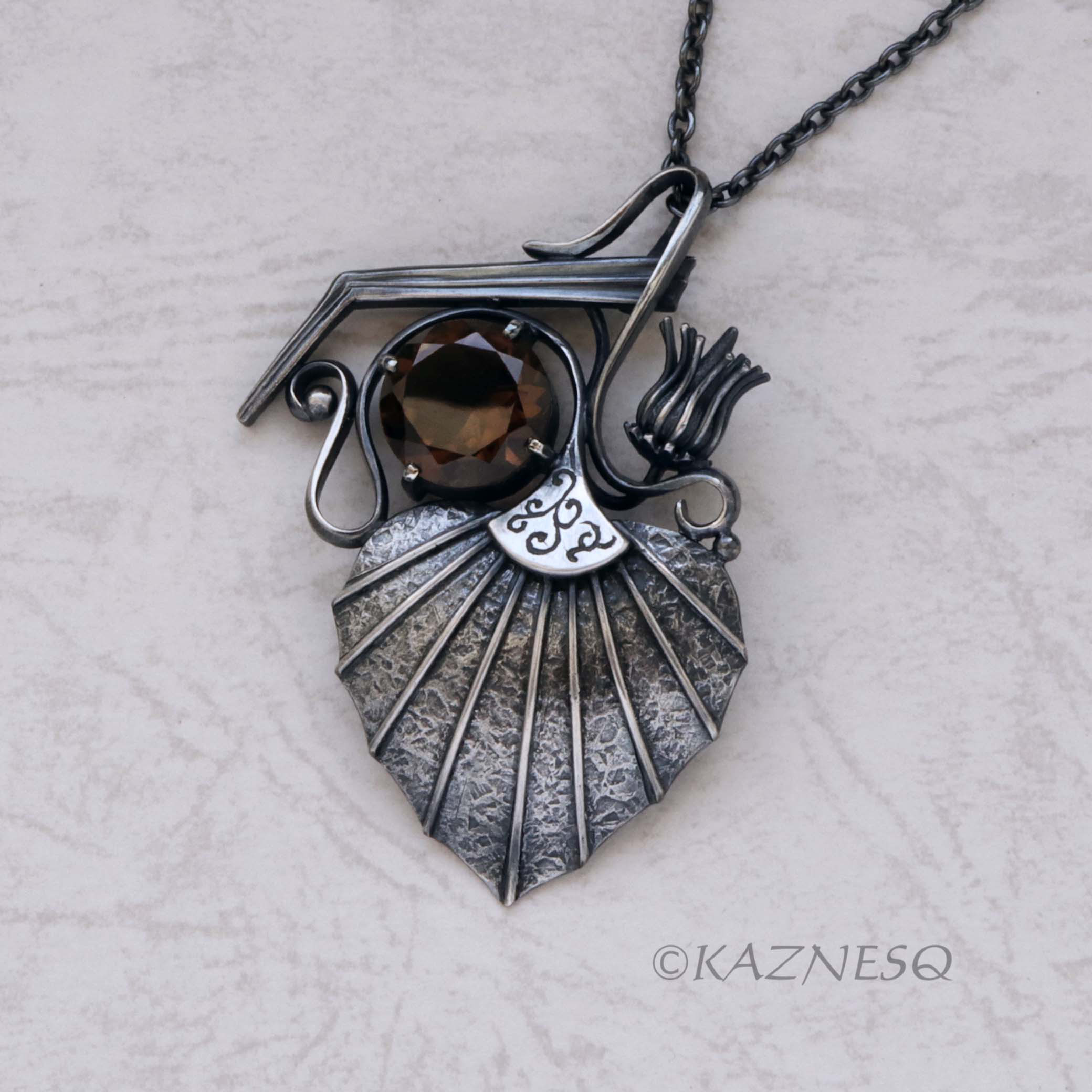 美は細部に宿る。ゴス風リーフモチーフのシルバーペンダント、いぶし銀とスモーキークオーツ