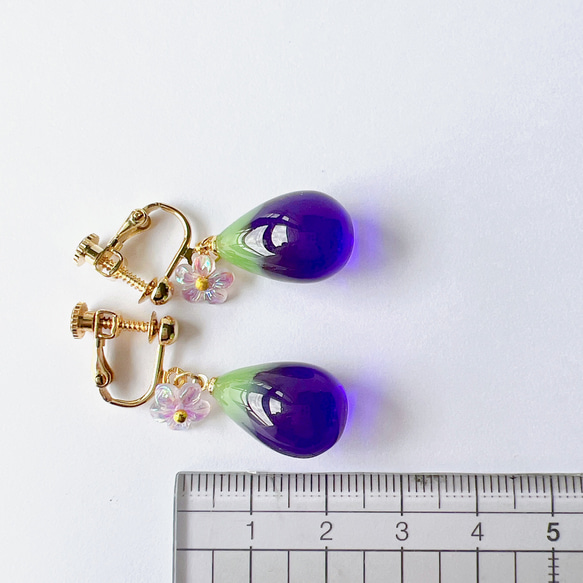 茄子獨特紫色樹脂吊式耳環非穿孔耳環金色 第6張的照片