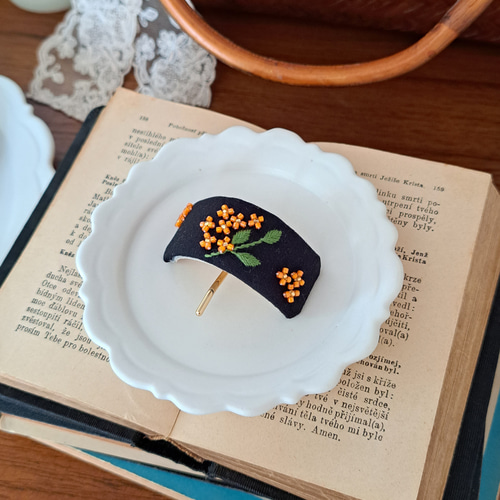 オレンジに輝くビーズ刺繍 金木犀 ポニーフック ポニーフック